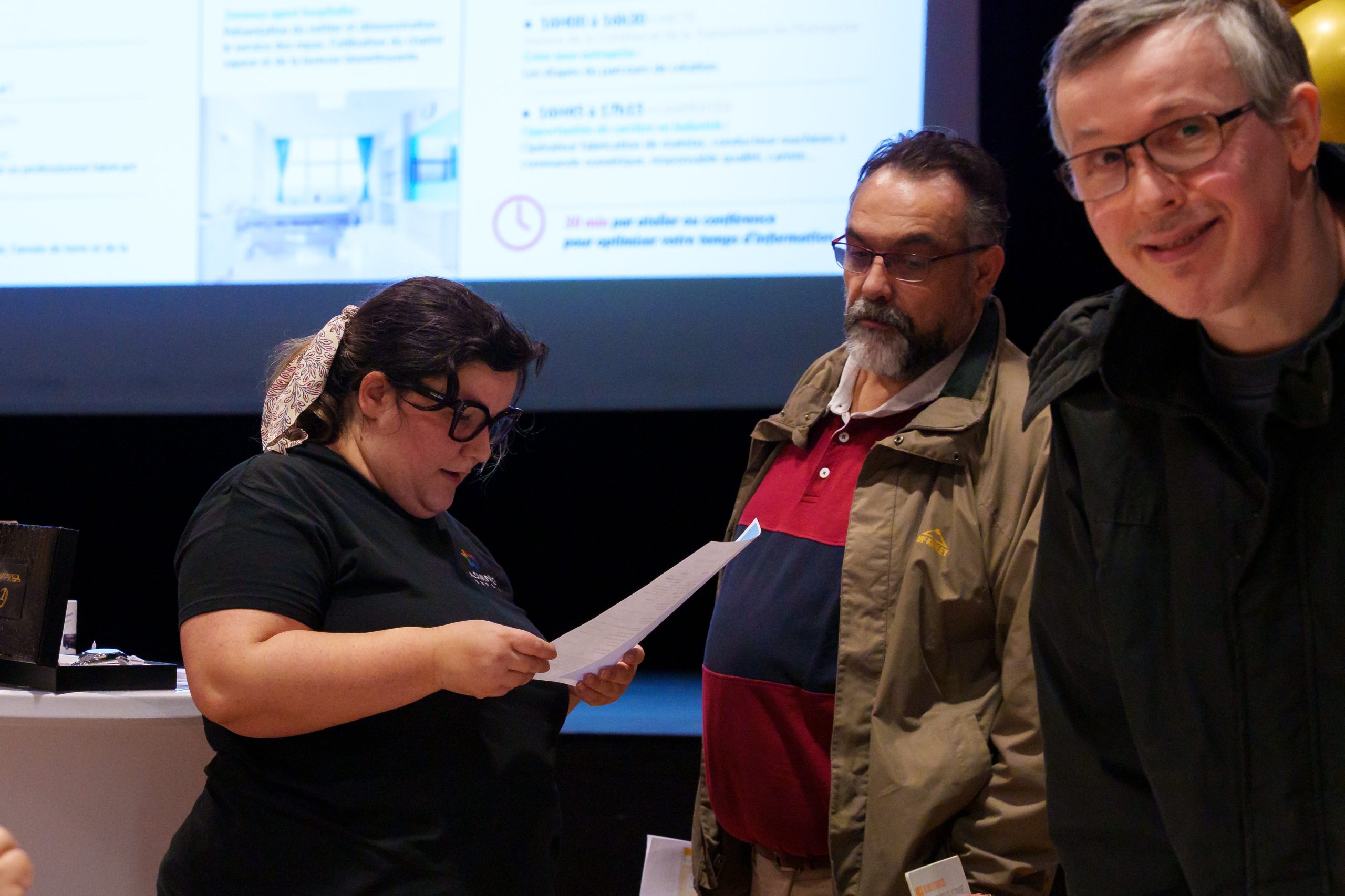 Échanges entre recruteurs et visiteurs au Forum de l’Emploi