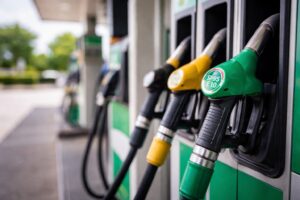 Carburants. Le SP95-E10 franchit les 2 euros le litre en France, une première symbolique