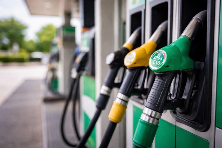 Carburants. Le SP95-E10 franchit les 2 euros le litre en France, une première symbolique