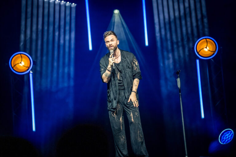 Angers. Nino Arial enflamme l’Amphitea avec un spectacle à guichets fermés