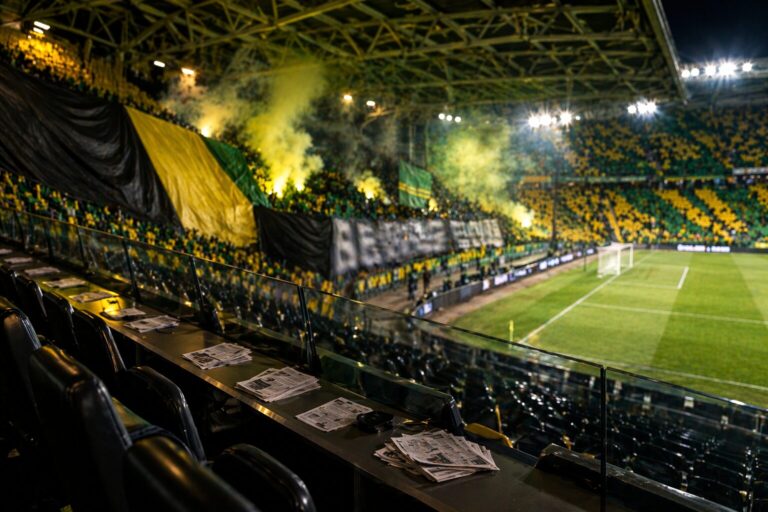 FC Nantes - Angers : des ultras nantais distribuent un tract anti-Kita en pleine tribune
