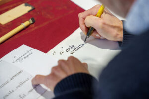 Baugé-en-Anjou. Bruno Coulon a transmis sa passion de la calligraphie au château de Baugé