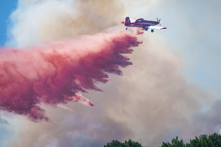 Incendie au Guédeniau : le feu ne progresse plus, 55 hectares parcourus et 126 pompiers toujours mobilisés