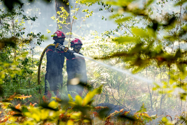 Incendie du Guédeniau : troisième jour de lutte, les pompiers traquent désormais les risques de reprise